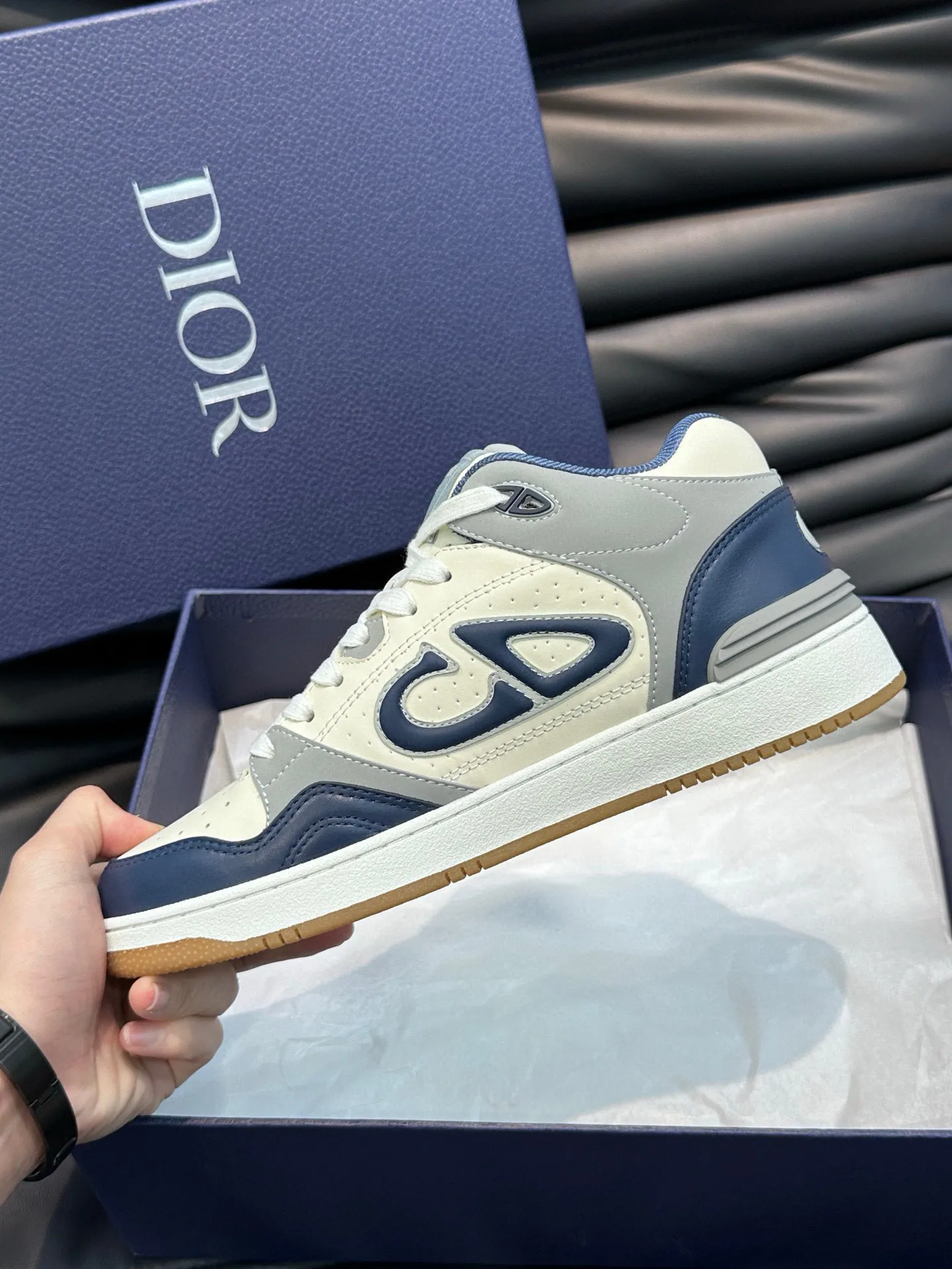 Ex-factory price: 440💰DIOB57 mid-top sneakers are shipped. This B57 mid-top sneaker is a new product in the 2024 spring men's wear series. It reinterprets the basketball shoe design and has become a classic item of Dior. Mid-top lace-up style crafted from color-blocked cow leather with contrasting suede and a CD logo displayed on the side. The tongue is decorated with the Dior B57 logo, and various distinctive details enhance the style. The CD logo eyelet details, upper stitching and rubber panels highlight the dynamic charm of its sports style. With two-color rubber sole, mesh fabric lining and cotton lining for foot padding, the upper foot is comfortable and breathable. Can be paired with a variety of clothing to create a sophisticated look. Code 38-44, (45 can be customized)
